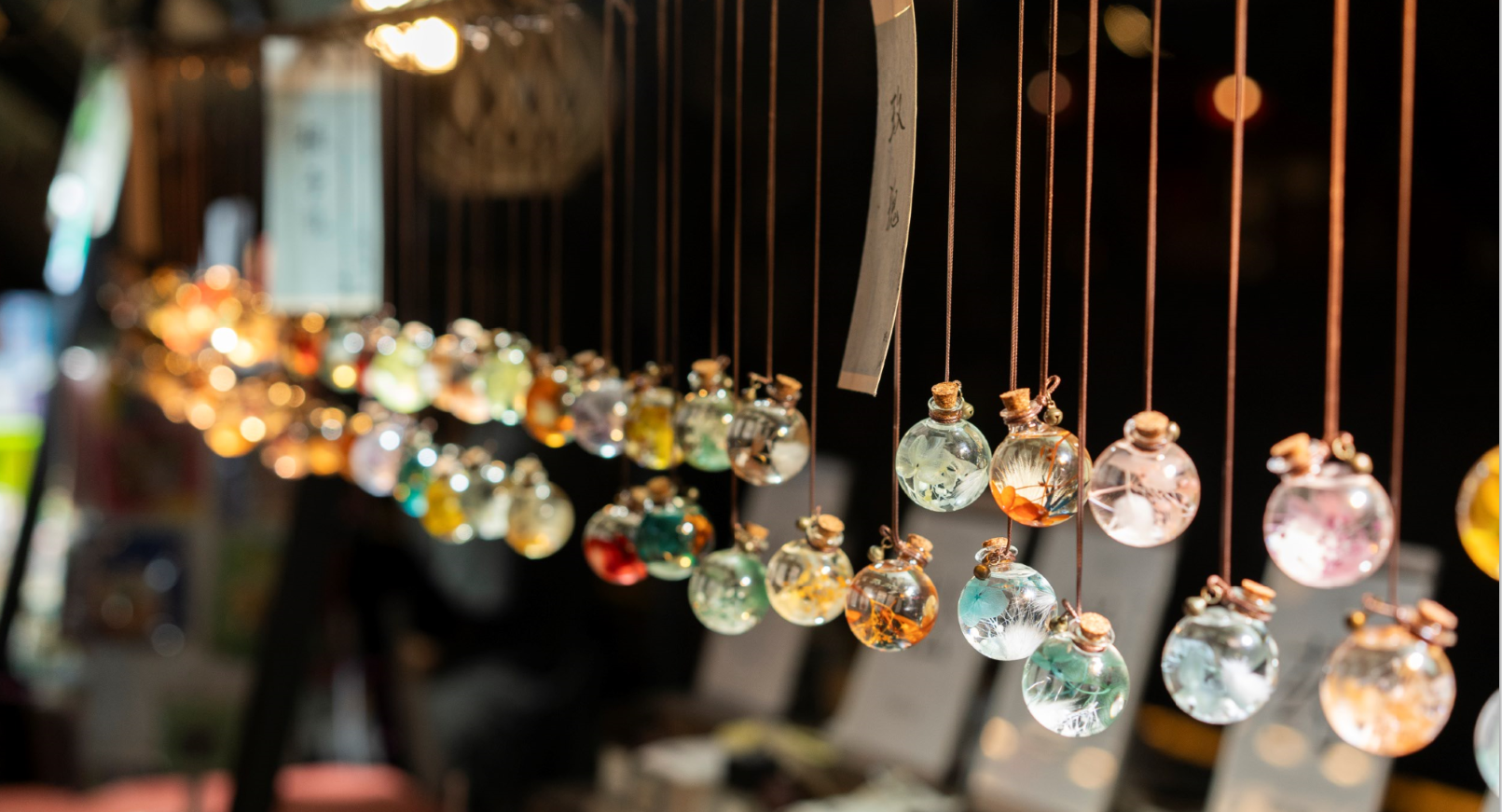 春色入苏城,喜悦闹平江。